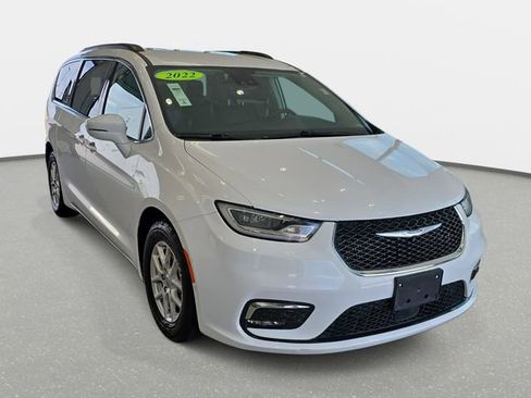 Used 2022 Chrysler Pacifica Touring-L w/ Uconnect Theater Family Group FWD image 3