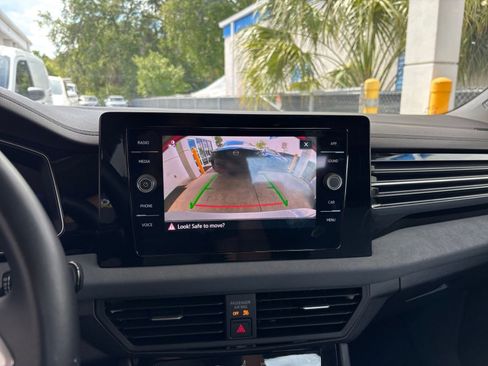 Used 2025 Volkswagen Jetta SE FWD image 24