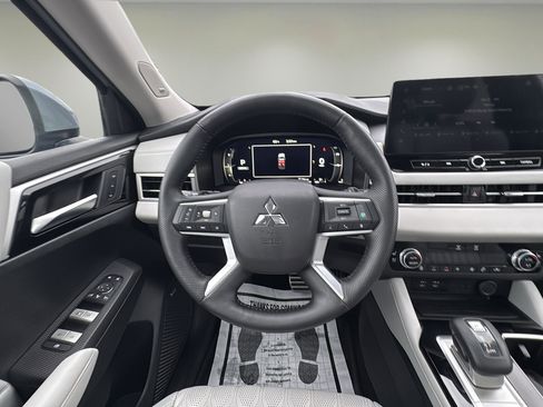 Used 2025 Mitsubishi Outlander SEL image 16