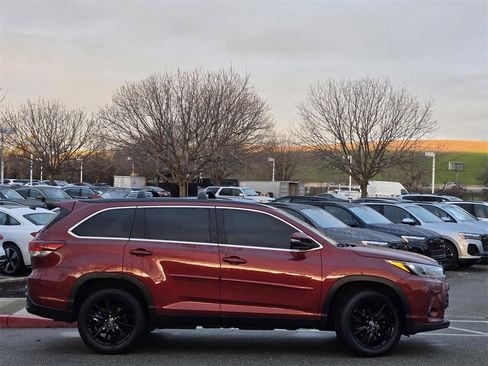 Used 2019 Toyota Highlander SE w/ Protection Package #3 image 3