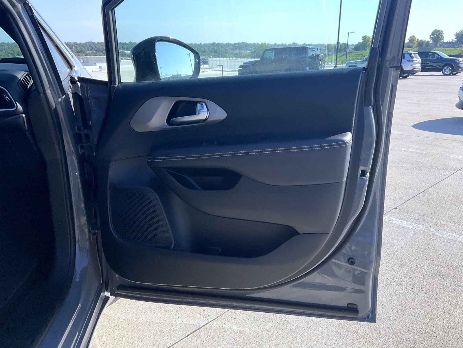 Used 2025 Chrysler Pacifica Select FWD image 17