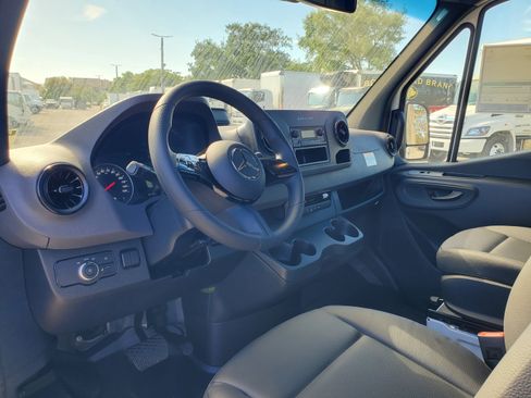 Used 2025 Mercedes-Benz Sprinter 2500 image 10