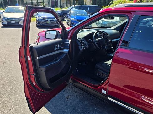 Used 2017 Ford Explorer XLT image 41