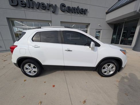 Used 2017 Chevrolet Trax LT w/ LT Convenience Package image 4