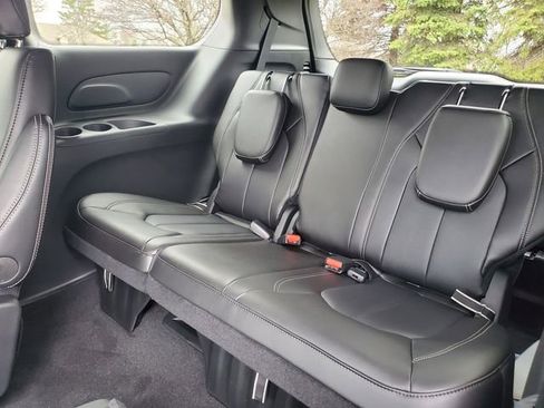 New 2026 Chrysler Pacifica Select FWD image 31