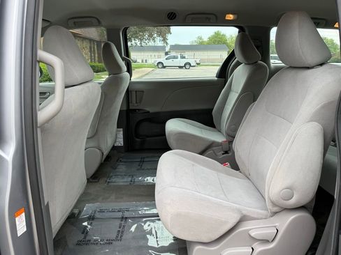 Used 2017 Toyota Sienna L FWD image 14