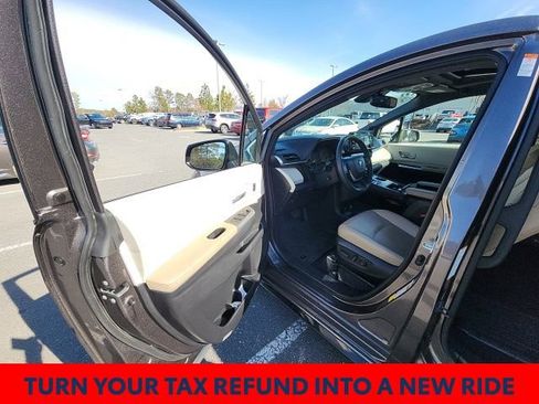 Used 2024 Toyota Sienna Limited image 25