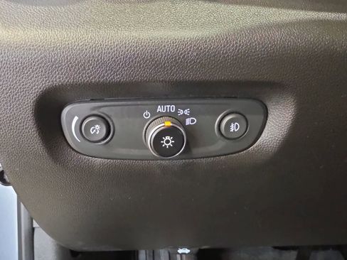 Used 2021 Chevrolet Traverse LT FWD image 18