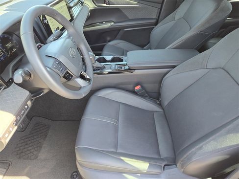 Used 2025 Toyota Camry XLE w/ Premium Plus Package image 15