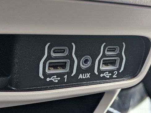 Used 2024 Chrysler Pacifica Touring-L FWD image 20