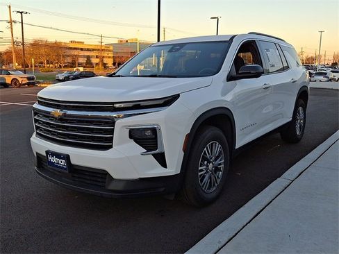 Used 2024 Chevrolet Traverse LT image 4