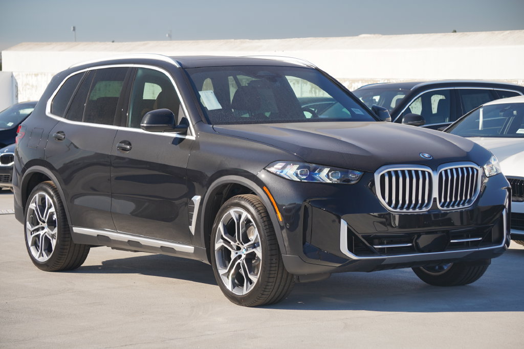 Used 2026 BMW X5 xDrive50e w/ Parking Assistance Package AWD/4WD image 3