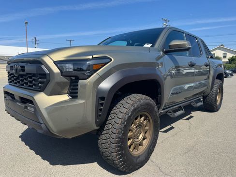 Used 2024 Toyota Tacoma TRD Off-Road w/ TRD Off Road Upgrade Package AWD/4WD image 13
