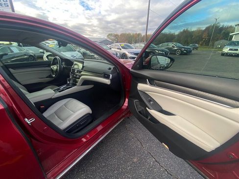 Used 2018 Honda Accord Touring image 11
