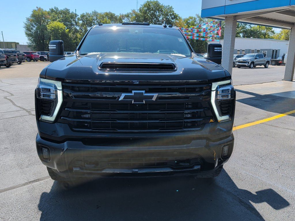 Used 2024 Chevrolet Silverado 2500 LTZ AWD/4WD image 2