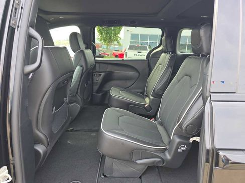 New 2026 Chrysler Pacifica Limited w/ S Appearance Package image 16