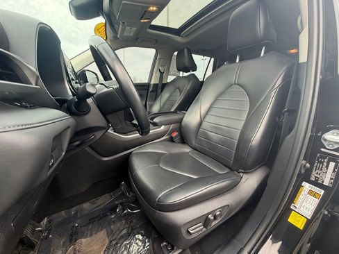 Used 2021 Toyota Highlander XLE image 19