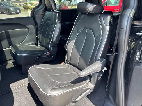 Used 2025 Chrysler Pacifica Limited FWD image 14