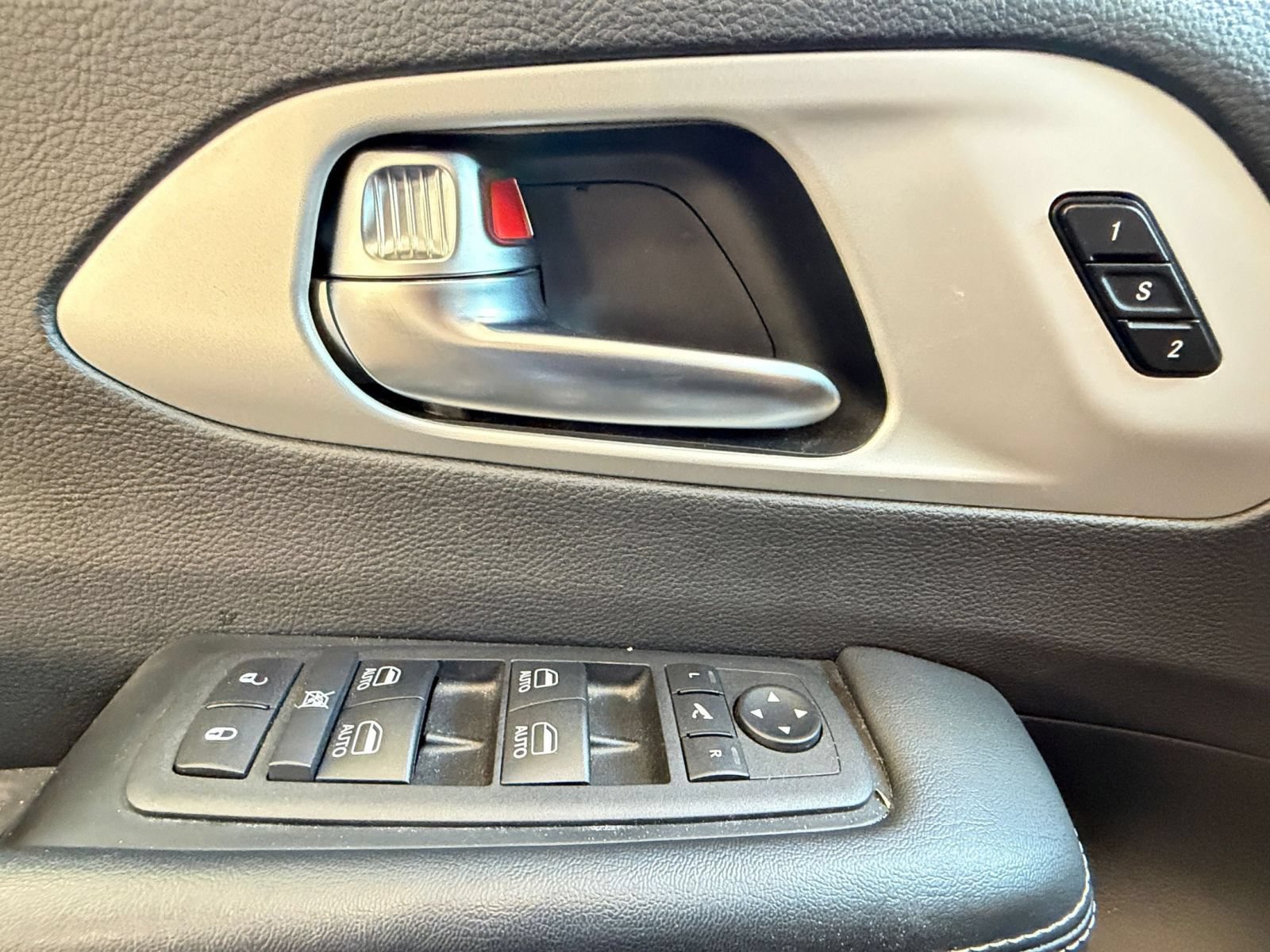 Used 2025 Chrysler Pacifica Limited FWD image 18
