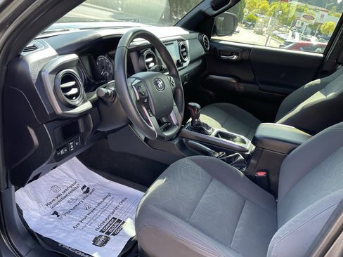Used 2018 Toyota Tacoma TRD Off-Road w/ Technology Package AWD/4WD image 11