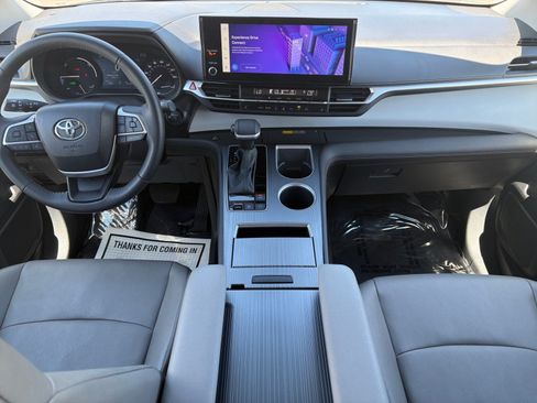 Used 2025 Toyota Sienna XLE FWD image 23