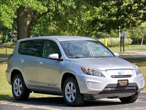 Used 2014 Toyota RAV4 EV image 2
