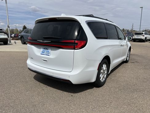 Used 2022 Chrysler Pacifica Touring-L image 12