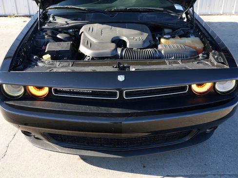 Used 2015 Dodge Challenger SXT image 7
