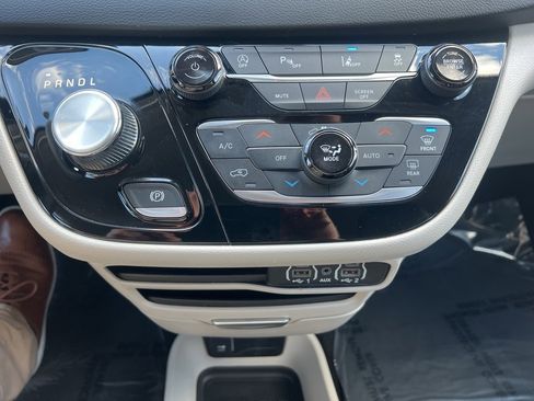 Used 2023 Chrysler Pacifica Touring-L image 34