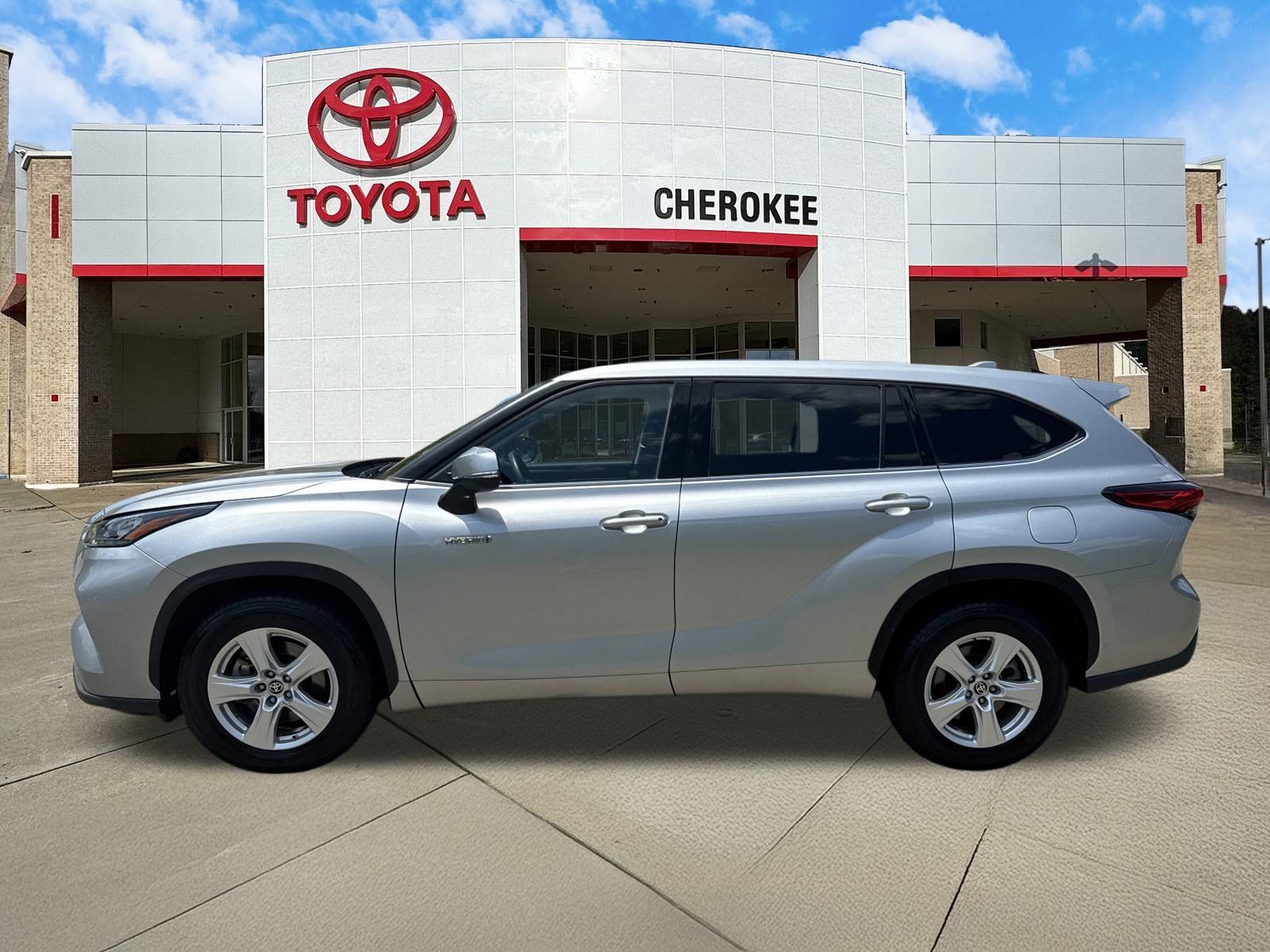 Used 2020 Toyota Highlander LE FWD image 2