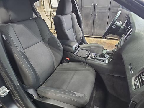 Used 2017 Dodge Charger R/T w/ Blacktop Package image 10