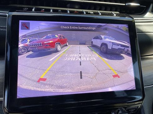 Used 2023 Jeep Grand Cherokee Overland AWD/4WD image 18