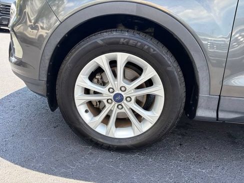 Used 2017 Ford Escape SE w/ Equipment Group 201A FWD image 9