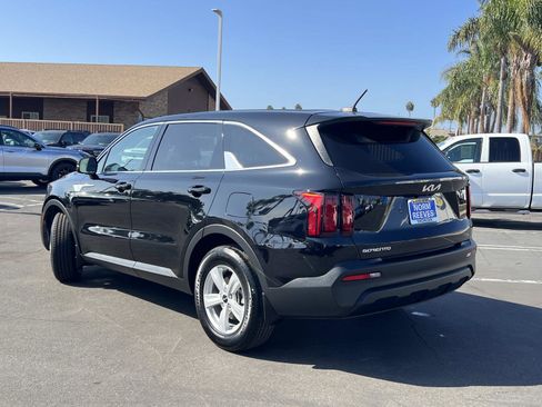 Used 2023 Kia Sorento LX image 3