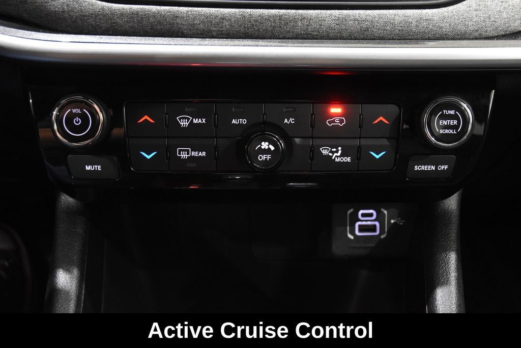 Used 2025 Jeep Compass Latitude w/ Sun & Sound Group AWD/4WD image 21