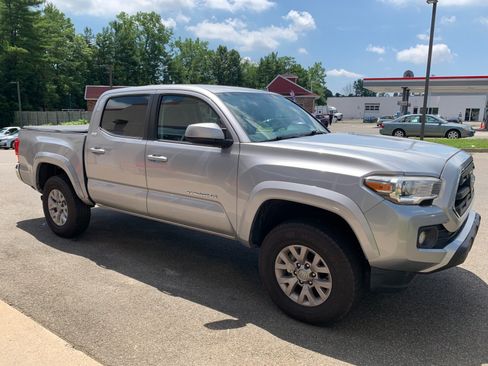 Used 2017 Toyota Tacoma SR5 w/ Tow Package RWD image 3