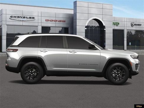 New 2025 Jeep Grand Cherokee Altitude image 9