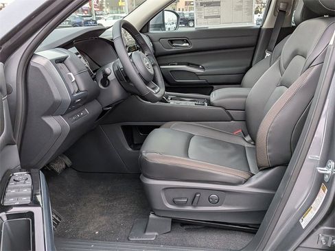 New 2025 Nissan Pathfinder SL image 11
