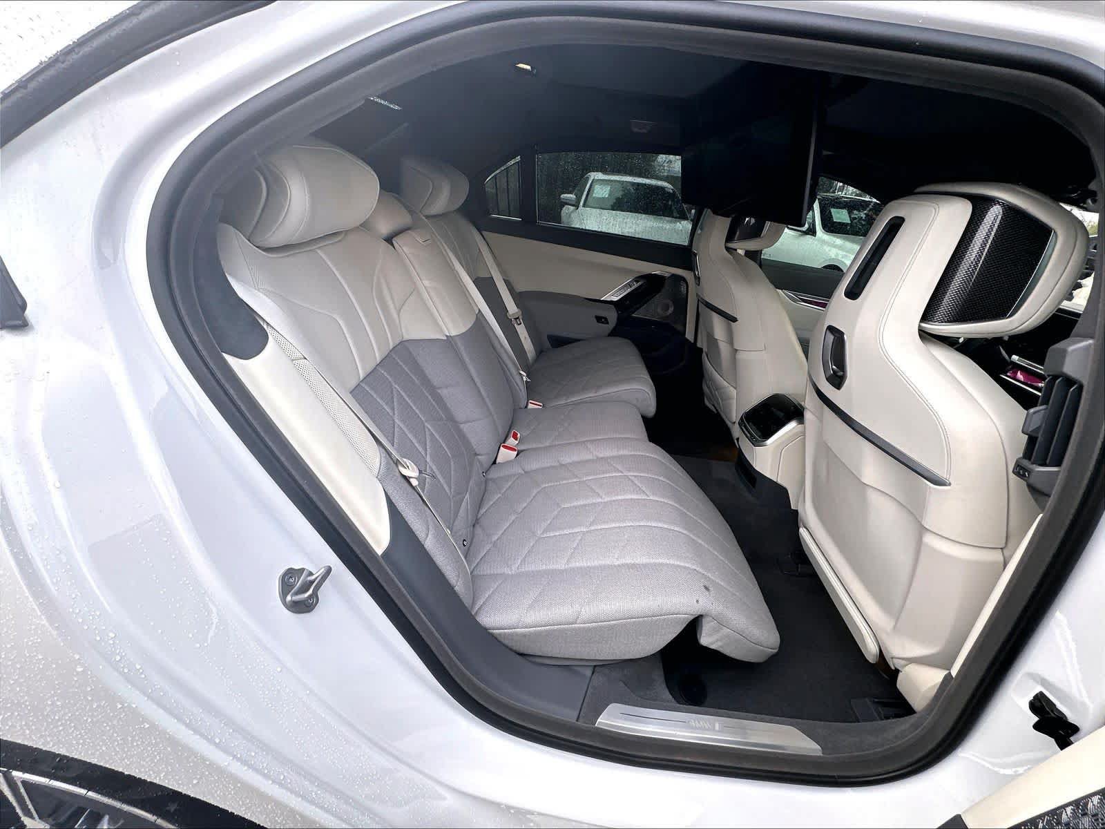 Used 2023 BMW i7 xDrive60 AWD/4WD image 27