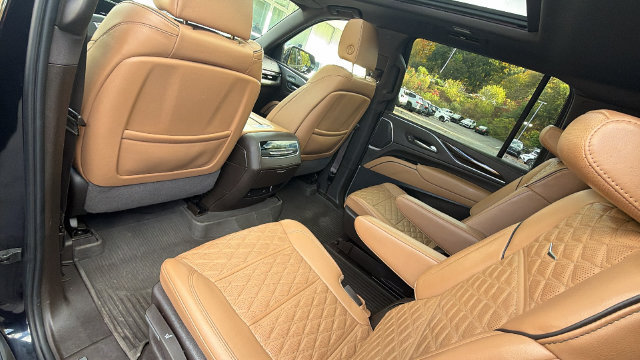 Used 2022 Cadillac Escalade ESV Premium Luxury w/ Performance Package AWD/4WD image 30