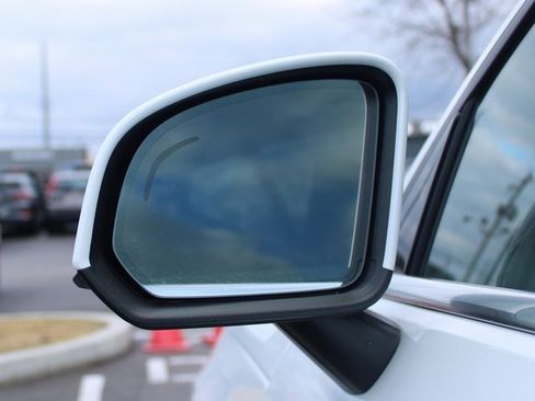 Used 2025 Volvo XC40 B5 Plus image 8