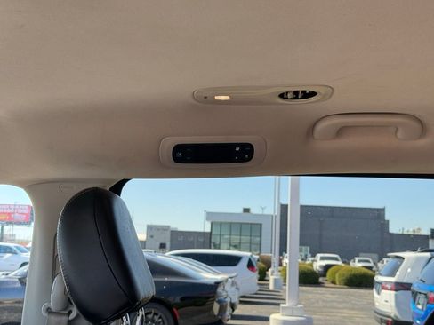 Used 2023 Chrysler Pacifica Touring-L image 29