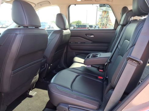 Used 2025 Nissan Pathfinder SL FWD image 13
