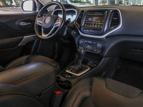 Used 2018 Jeep Cherokee Latitude Plus w/ Comfort/Convenience Group FWD image 35