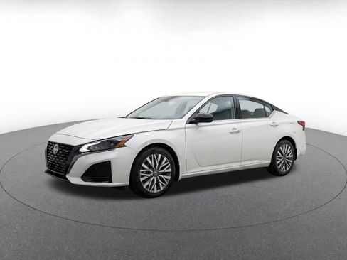 Used 2025 Nissan Altima 2.5 SV FWD image 3
