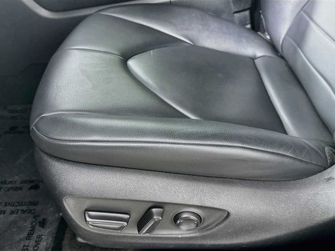 Used 2024 Toyota Highlander XLE FWD image 17
