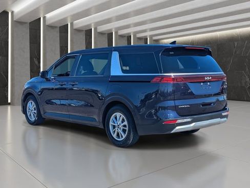 Used 2024 Kia Carnival LX image 4