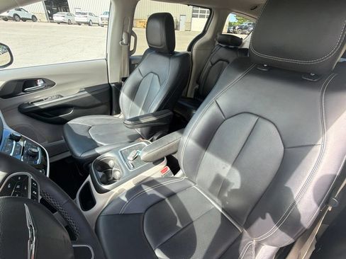 Used 2024 Chrysler Pacifica Touring-L FWD image 22