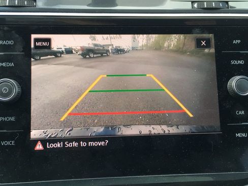 Used 2020 Volkswagen Tiguan SE w/ Panoramic Sunroof Package image 10