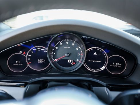 Certified 2023 Porsche Cayenne Platinum Edition image 15